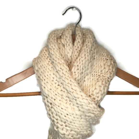 Banana Republic Chunky knit scarf (w/o tags),cream - Picture 8 of 10